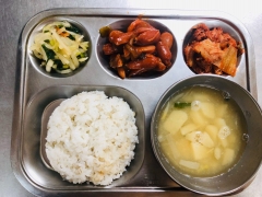 보리쌀밥
맑은 감자국
비엔나야채조림
무쪽파나물
김치