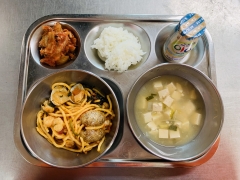 흰밥(한수저밥)
미소된장국
해물스파게티
김치
이오요구르트
