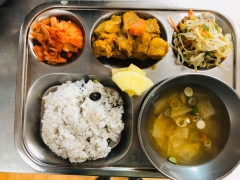 검정콩밥
맑은무국
단호박돼지갈비
숙주나물
김치
파인애플
