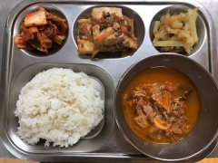 찰현미밥
참치김치찌개
감자채볶음
두부양념조림
김치
