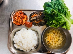 찰보리밥
맑은콩나물국
야채불고기
쌈채소/저염쌈장
김치