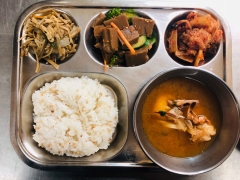 가바쌀밥
꽃게탕
도토리묵/양념장
고구마줄기볶음
김치