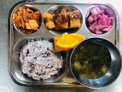 흑미밥
쑥된장국
순살돈까스/소스
무오이피클
김치
과일