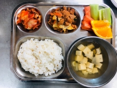 가바쌀밥
맑은두부국
(한돈)제육볶음
채소스틱/쌈장
김치
과일