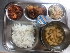 찰현미밥
유부장국
치즈돈까스/소스
양배추샐러드
김치