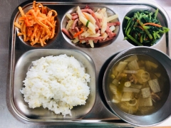 기장쌀밥
소고기무국
햄감자채볶음
솎음열무무침
새콤달콤무생채