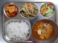 보리쌀밥
참치김치찌게
야채잡채
오이나물
김치
