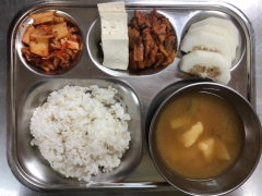 찰보리밥
감자된장국
돈육김치볶음
생식두부
김치
과일