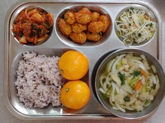 잡곡밥
쑥갓우동
어묵조림
숙주나물
김치
과일