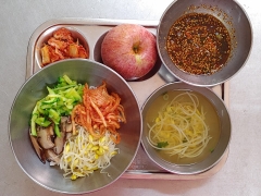 산채나물비빔밥
양념장
맑은 콩나물국
김치
과일