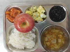 백미밥
황태국
채소달걀찜
자반볶음
김치
과일