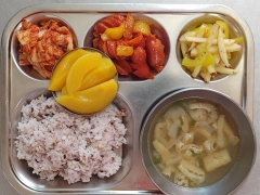 잡곡밥
유부맑은국
비엔나케찹볶음
파프리카사과무침
김치
과일