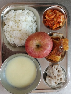 잡곡밥
크림스프
돈가스/소스
연근흑임자소스무침
김치
과일