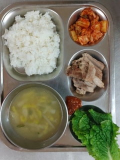 율무밥
들깨무채국
(한돈)수육
쌈채소/쌈장
김치