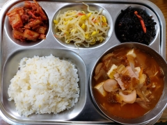 가바쌀밥
돈햄부대찌개
면사리
콩나물무침
파래자반볶음
김치