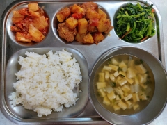 기장쌀밥
실파장국
고구마닭볶음탕
참나물무침
김치