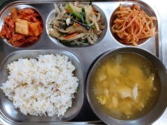 잡곡밥
순두부백탕
알록달록잡채
무생채
김치