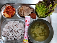 흑미밥
실파장국
돼지고기수육
상추쌈장
김치
짜먹는 요구르트