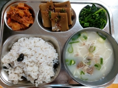 검정콩밥
설렁탕
소면
도토리묵
양념장
시금치나물
깍두기