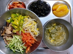 산채나물비빔밥
양념장
맑은콩나물국
김자반볶ㅇㅁ
김치
황도