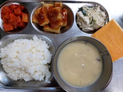 백미밥
양송이스프
돈까스/소스
양배추샐러드
깍두기
유아치즈