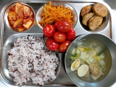 흑미밥
바지락맑은국
야채동그랑땡
진미채조림
김치
미니토마토