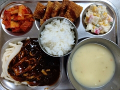 찹쌀백미밥(소량)
소고기 스프
짜장면
돈까스/옥수수 샐러드
김치