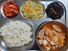 기장쌀밥
돈햄부대찌개
면사리
콩나물무침
파래자반볶음
김치