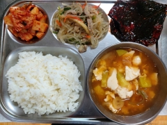 백미밥
순두부찌개
알록달록잡채
양념깻잎지
김치