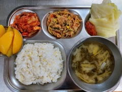 기장쌀밥
유채된장국
돈육콩나물볶음
양배추
쌈장
김치
황도