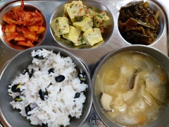 검정콩밥
물만둣국
삼색달걀찜
새우마늘종볶음
김치
