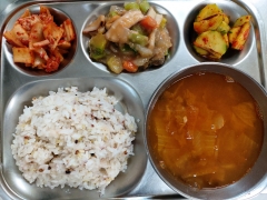 잡곡밥
참치김치찌개
모둠해물볶음
오이나물
김치