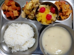백미밥
양송이 스프
탕수육/소스
어묵볶음
깍두기
과일후르츠
