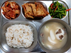 가바쌀밥(소량)
떡국
김치전
쑥갓나물
김치