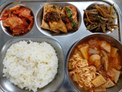 기장밥
돈햄부대찌개
면사리
두부구이/양념장
고구마줄기볶음
김치