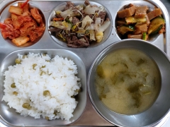완두콩밥
아욱된장국
쇠고기숙주볶음
도토리묵무침
김치