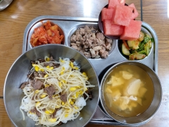 콩나물밥/양념장
순두부백탕
돈육장조림
상추무침
김치
수박