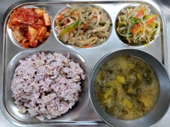 잡곡밥
얼갈이된장국
알록달록잡채
숙주나물무침
김치