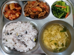 검정콩밥
모둠버섯국
돈육양파불고기
열무나물
김치
