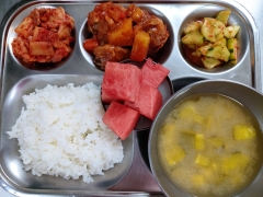 백미밥
호박된장국
찜닭
오이무침
김치
수박