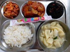 현미밥소량
야채수제비
코다리조림
김자반무침
김치
짜먹는요구르트