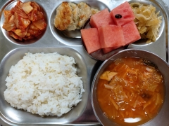 보리밥
순한김칫국
해물완자구이
명엽채볶음
김치
수박