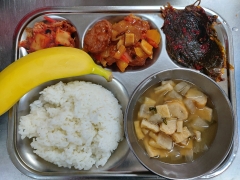 백미밥
어묵국
떡갈비볶음
양념깻잎지
김치
과일