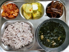 찰흑미밥
소고기미역국
삼색달걀찜
우엉조림
김치