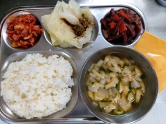 발아현미밥
유부맑은국
오징어간장조림
양배추찜
양념장
김치
치즈