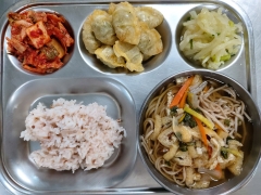 찰수수밥(소량)
온메밀국수
만두
초간장
무나물
김치