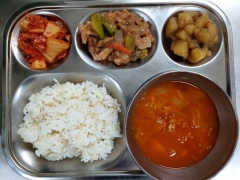찰보리밥
참치김치찌게
모둠해물볶음
감자조림
김치