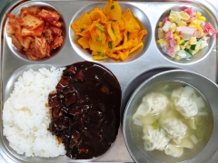 자장밥
물만둣국
옥수수콘샐러드
꼬들단무지무침
김치