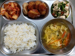 기장밥
달걀국
돈가스/소스
쑥갓두부무침
김치