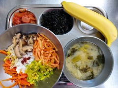 산채나물비빔밥
양념장
근대된장국
김자반볶음
김치
과일